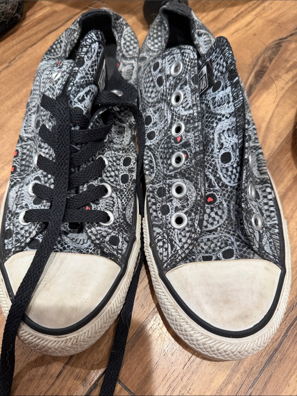 Converse skull Low Top Sneakers in Black, White and Red Accent